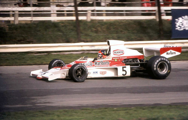 Soubor:Emerson Fittipaldi McLaren M23 1974 Britain.jpg