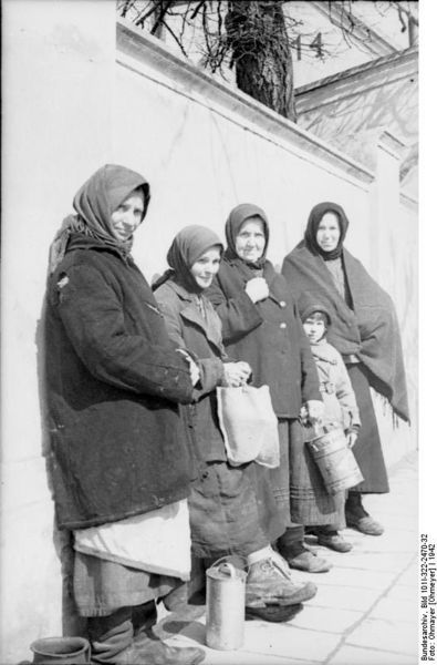 Soubor:Bundesarchiv Bild 101I-322-2470-32, Russland, wartende alte Frauen.jpg