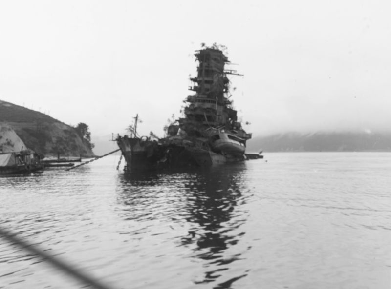 Soubor:Sunken Japanese battleship Haruna off Koyo, Etajima (Japan), on 8 October 1945 (80-G-351726).jpg