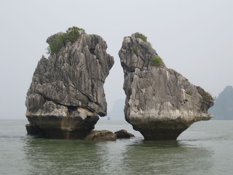 Soubor:The Kissing Cocks-Ha Long Bay-Vietnam.JPG