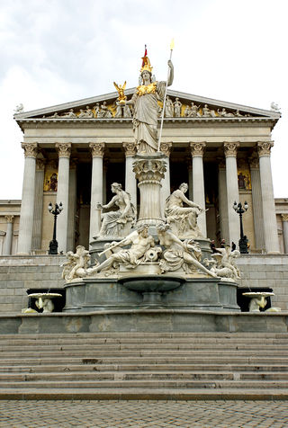 Monumentální socha s fontánou před sídlem rakouského parlamentu.