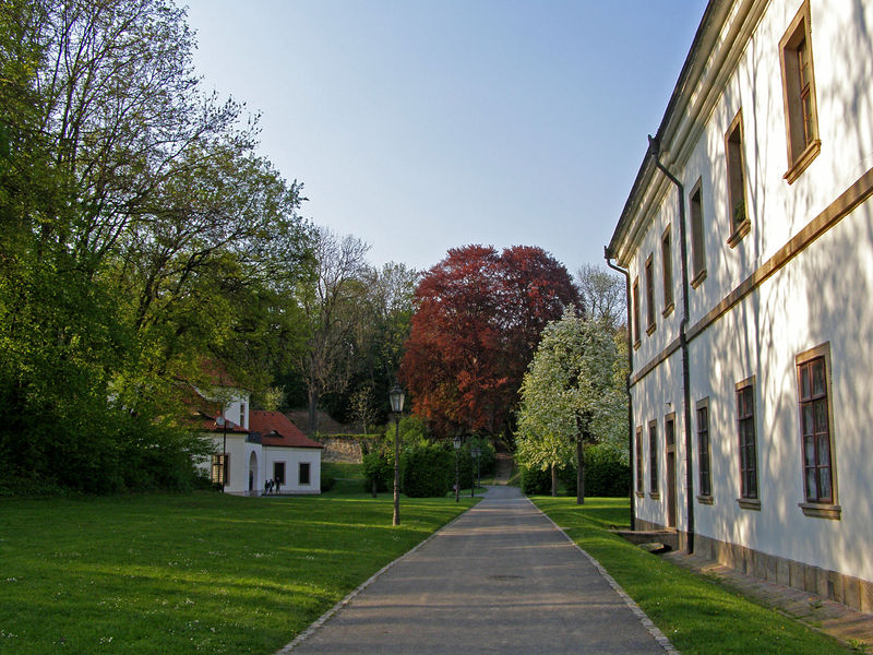 Soubor:Břevnovský klášter, zahrada 06.jpg