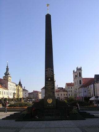 Pomník hrdinom sovietskej a rumunskej armády, Námestie SNP