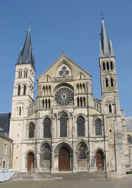 Soubor:Basilique St Rémi de Reims-Façade.jpg