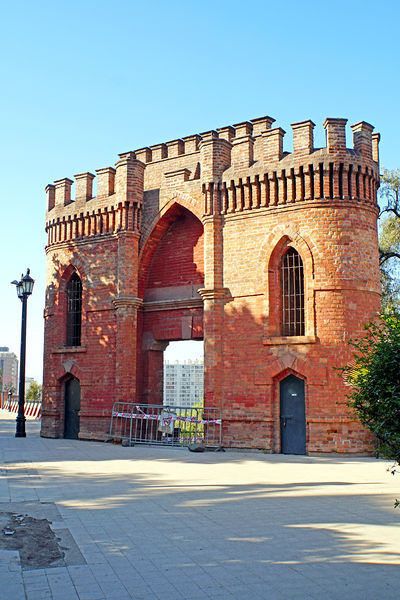 Soubor:Chile-03801-Gate on the Hill-DJFlickr.jpg