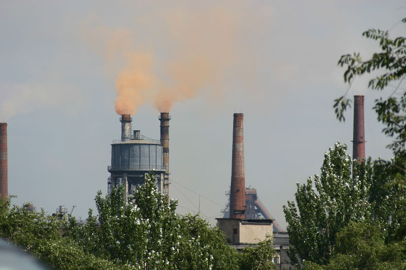 Soubor:Donezk Schwerindustrie rauchender Schornstein.jpg