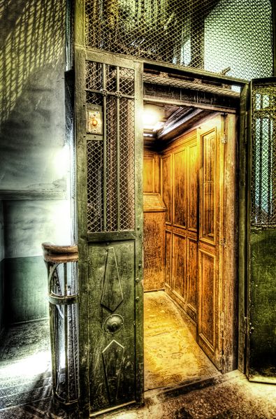 Soubor:The Elevator that Awaited me after Chernobyl.jpg