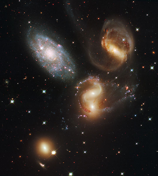 Soubor:Stephan's Quintet Hubble 2009.full.jpg