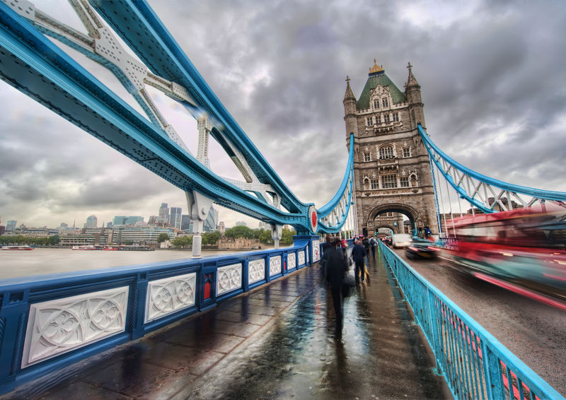 Soubor:Crossing Tower Bridge in the Rain HDR Flickr.jpg