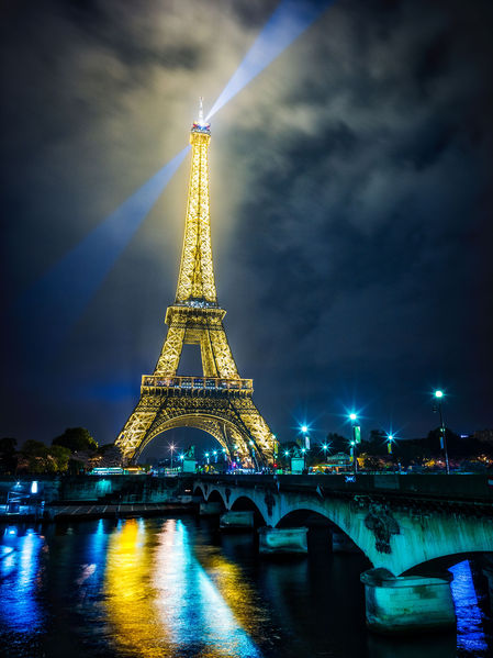 Soubor:Eiffel Tower Night-2017-TRFlickr.jpg