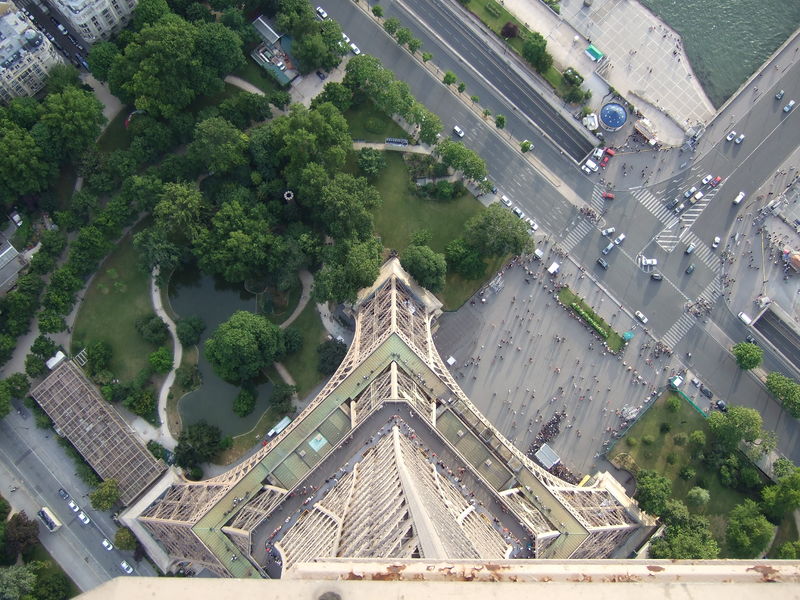 Soubor:Pohled z vrcholu Eiffelovy věže na její západní nohu.JPG
