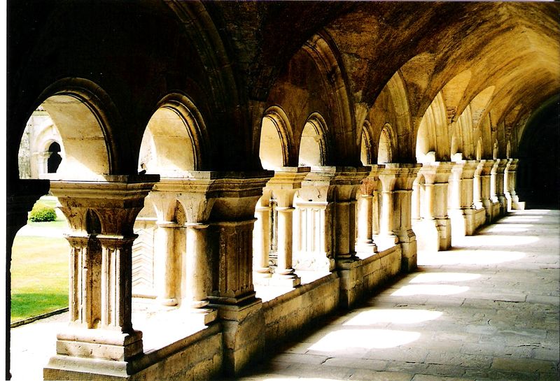 Soubor:Abbaye de Fontenay Kreuzgang.jpg