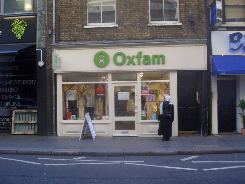Soubor:Oxfam shop on Drury Lane.jpg