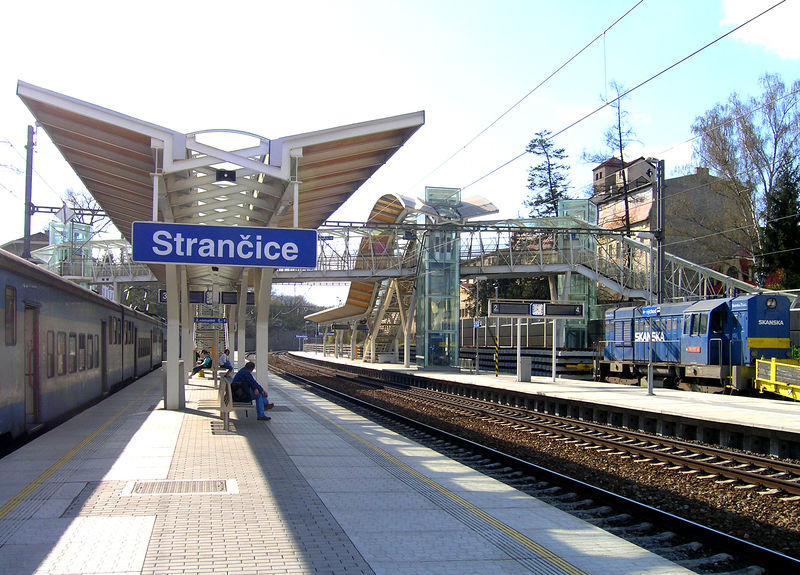 Soubor:Strančice, Railway station.jpg