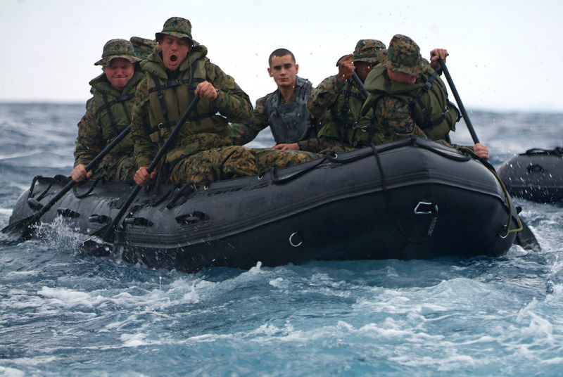 Soubor:U.S. Marines aboard a combat rubber raiding craft.jpg