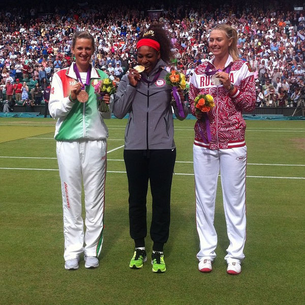 Soubor:Victoria Azarenka, Serena Williams and Maria Sharapova with medals 2012.jpg