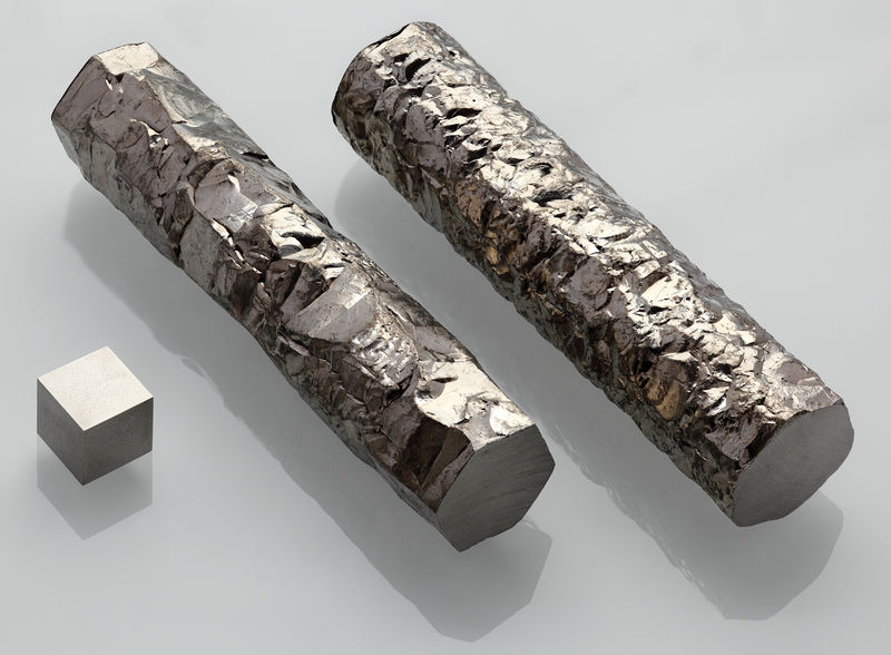 Soubor:Zirconium crystal bar and 1cm3 cube.jpg