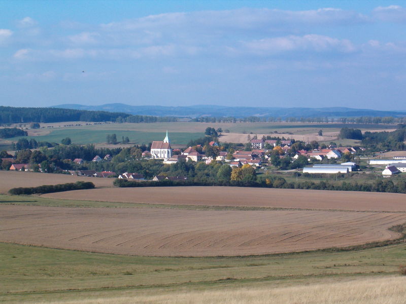 Soubor:Cizkrajov pohled od Montserratu.JPG