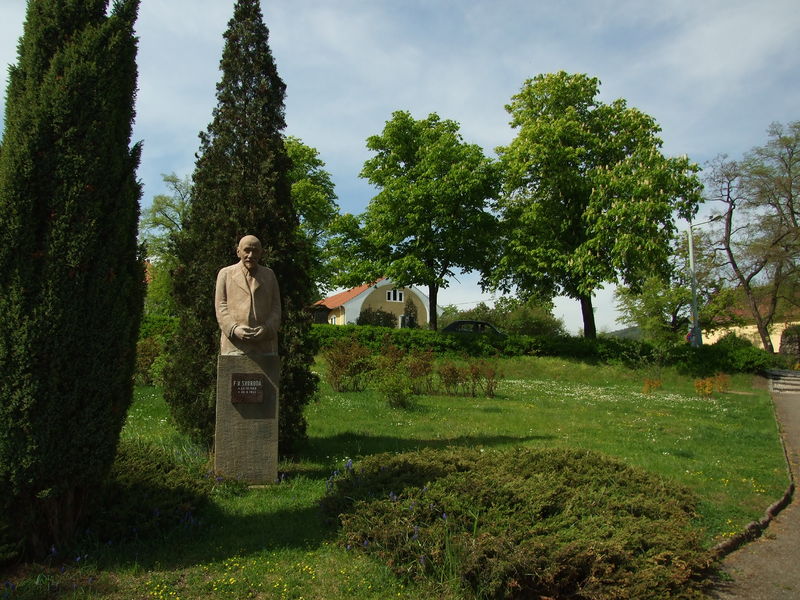 Soubor:Mníšek pod Brdy, památník.JPG