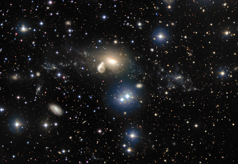Soubor:The surroundings of the interacting galaxy NGC 5291.jpg