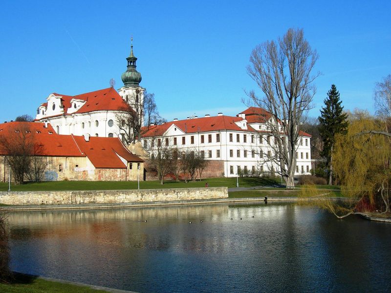 Soubor:Praha Břevnov monastery from SE DSCN0284.JPG