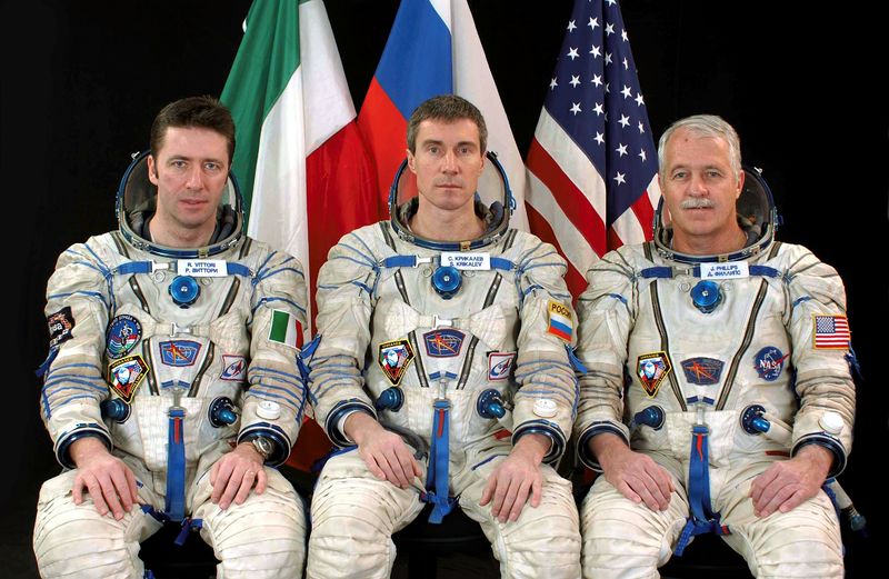 Soubor:Soyuz TMA-6 Crew.jpg