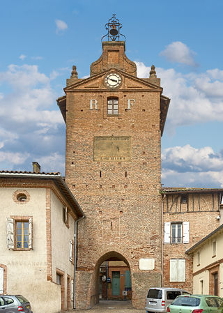Hodinová věž patří k památkám obce Verdun-sur-Garonne (2013)