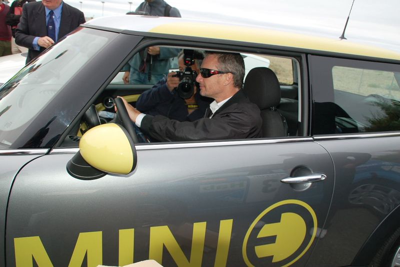 Soubor:Eddie Irvine tries out the electric MINI E at the Bridgestone-Eco-Rally-2010-Flickr.jpg