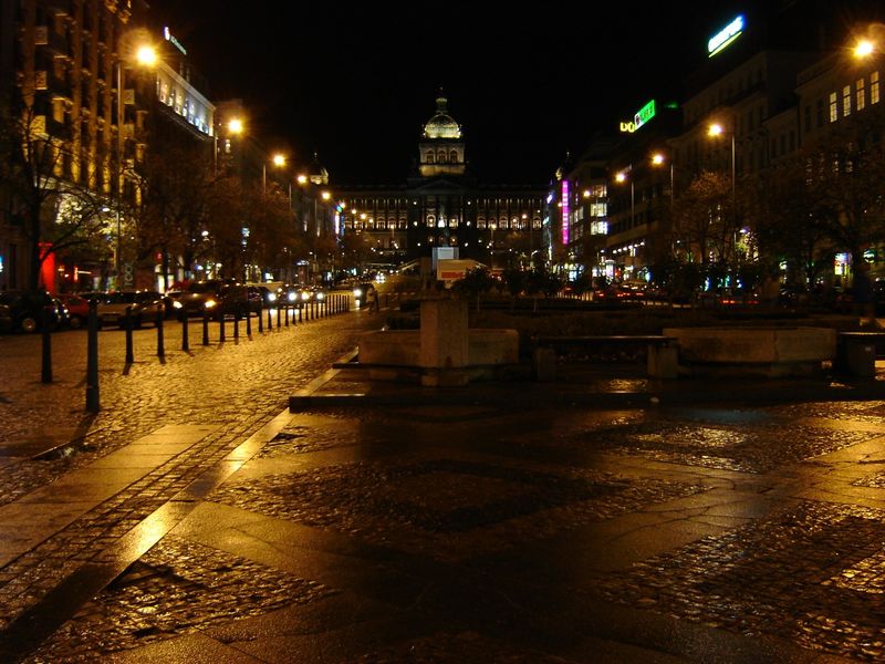 Soubor:Wenceslas Square, upper part, at night.jpg