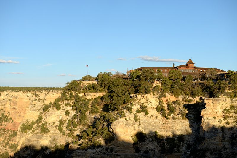 Soubor:El Tovar Hotel on the south rim of the Grand Canyon.JPG