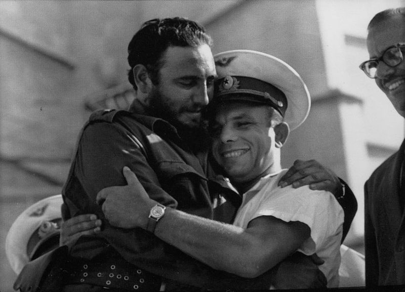 Soubor:Fidel-Gagarin-hug.jpg