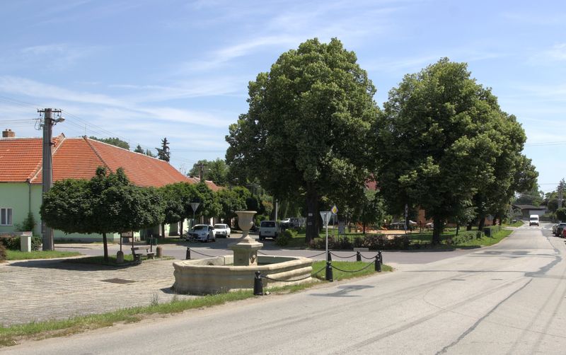 Soubor:Rajhrad - náměstí obr1.jpg