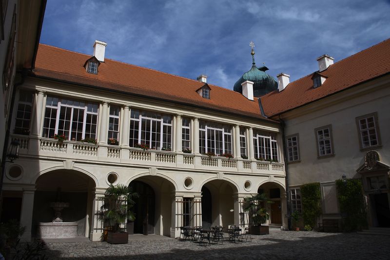 Soubor:Schloss Mníšek pod Brdy (Mnischek)-September-8-2018-Flickr.jpg
