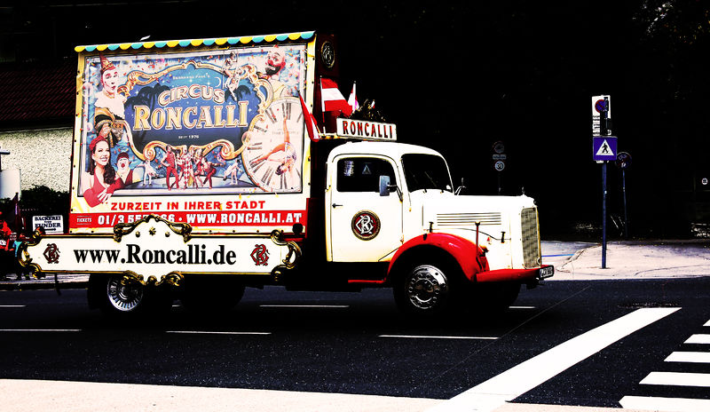Soubor:Circus Roncalli-Circus Truck-2016-Flickr.jpg