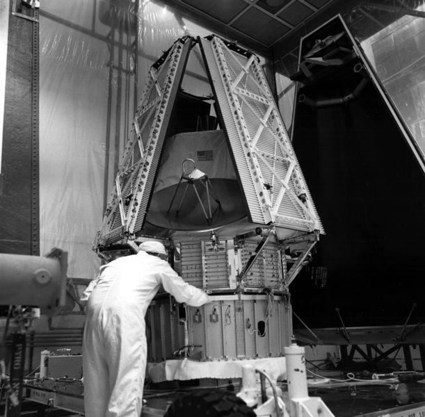 Soubor:Mariner 9 undergoes final checks.jpg