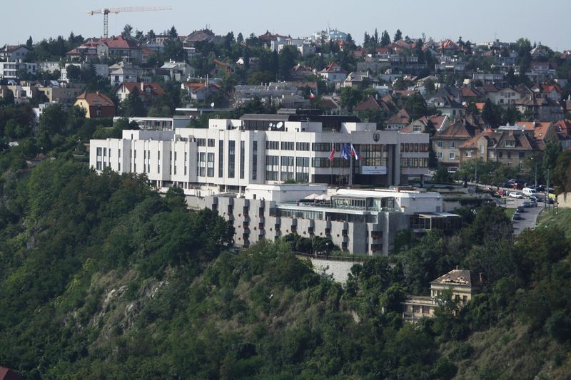Soubor:National Council of the Slovak Republic in Bratislava, view from Nový most viewpoint.jpg