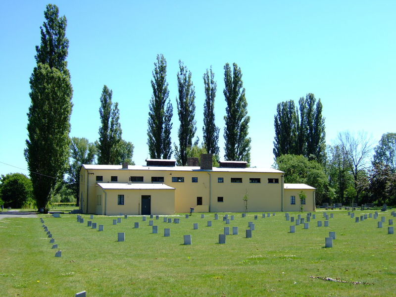 Soubor:Terezin CZ crematorium and Jewish cemetery Ter92.jpg