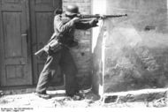 Bundesarchiv Bild 101I-695-0403-30, Warschauer Aufstand, Soldat mit Gewehr schießend.jpg
