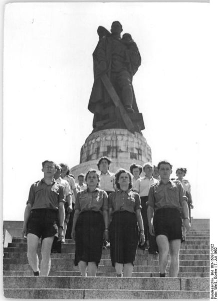 Soubor:Bundesarchiv Bild 183-15393-0002, Berlin-Treptow, sowjetisches Ehrenmal.jpg