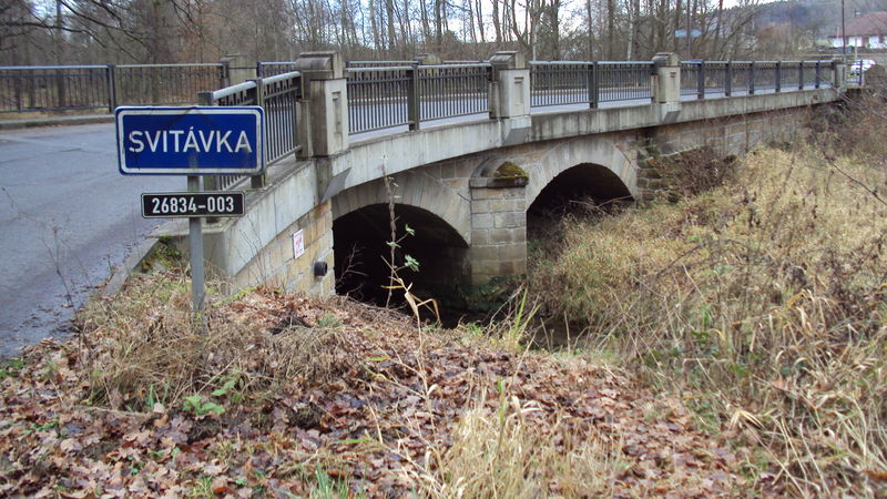 Soubor:Most přes Svitávku na rozcestí.jpg