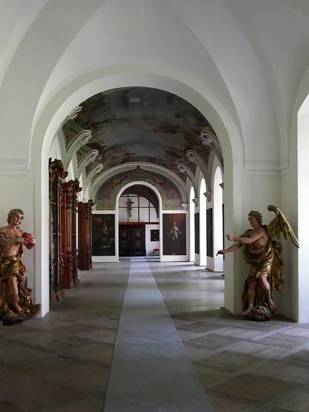 Soubor:Plasy, Czech town - monastery, large hall.jpg