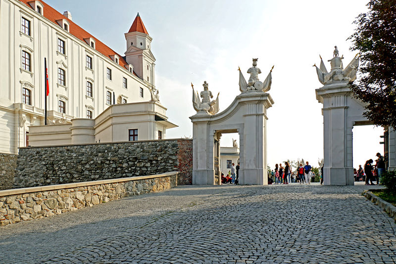 Soubor:Slovakia-03091 - Leaving Bratislava Castle-DJFlickr.jpg