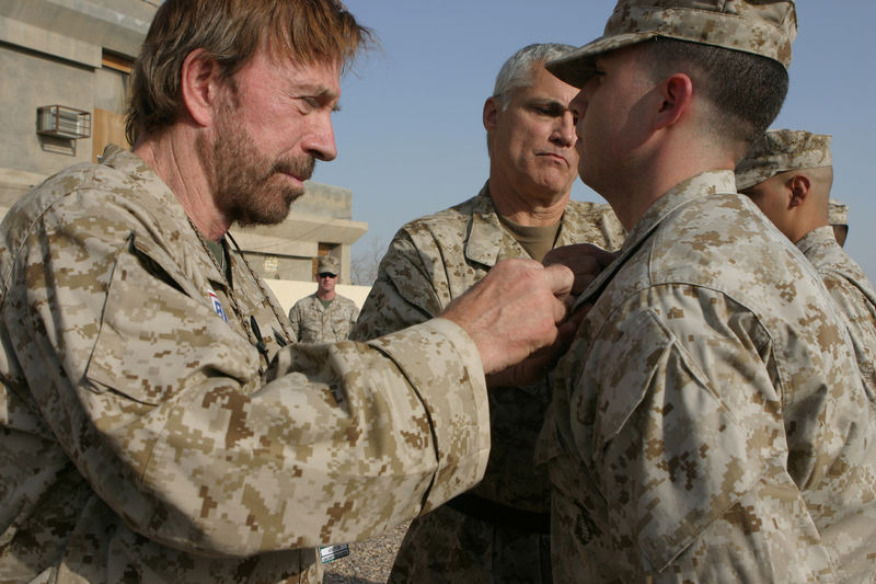 Soubor:Chuck Norris in Iraq in 2006.jpg