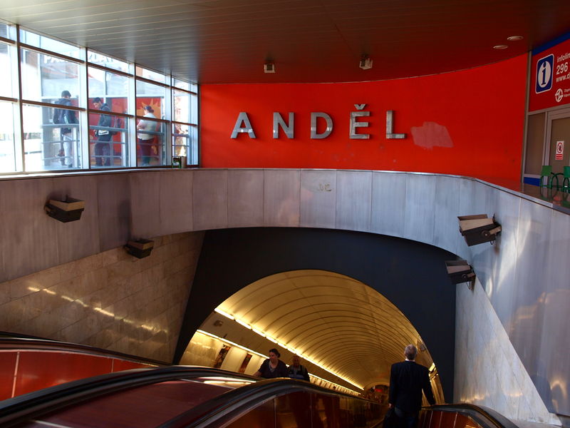 Soubor:Metro Anděl - vstup a schody.JPG
