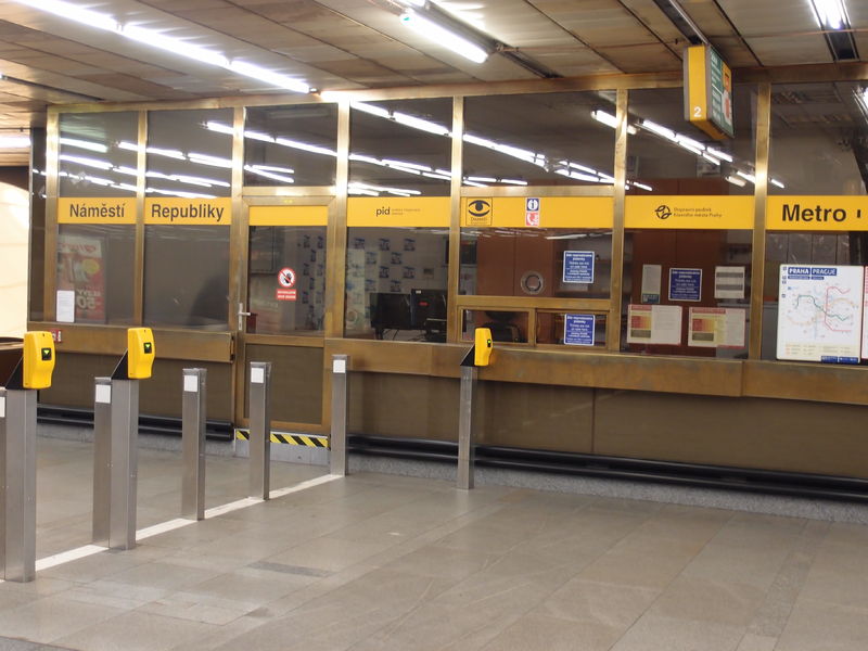 Soubor:Namesti Republiky metro station 2022Z15.JPG