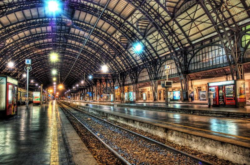 Soubor:Milan Train Station at Midnight.jpg