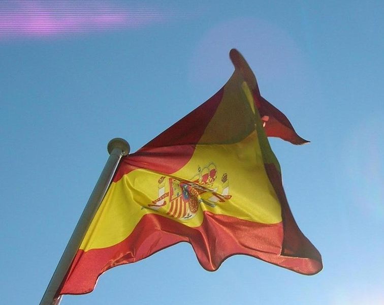 Soubor:Spainflagfly.JPG