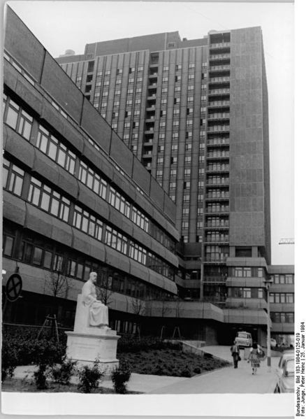 Soubor:Bundesarchiv Bild 183-1984-0125-019, Berlin, Krankenhaus, Charité, Robert-Koch-Denkmal.jpg