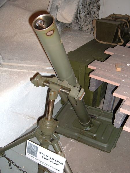 Soubor:M1937 82mm Soviet mortar.JPG
