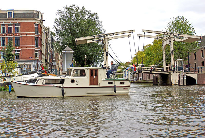 Soubor:Netherlands-4111-Skinny Bridge-DJFlickr.jpg